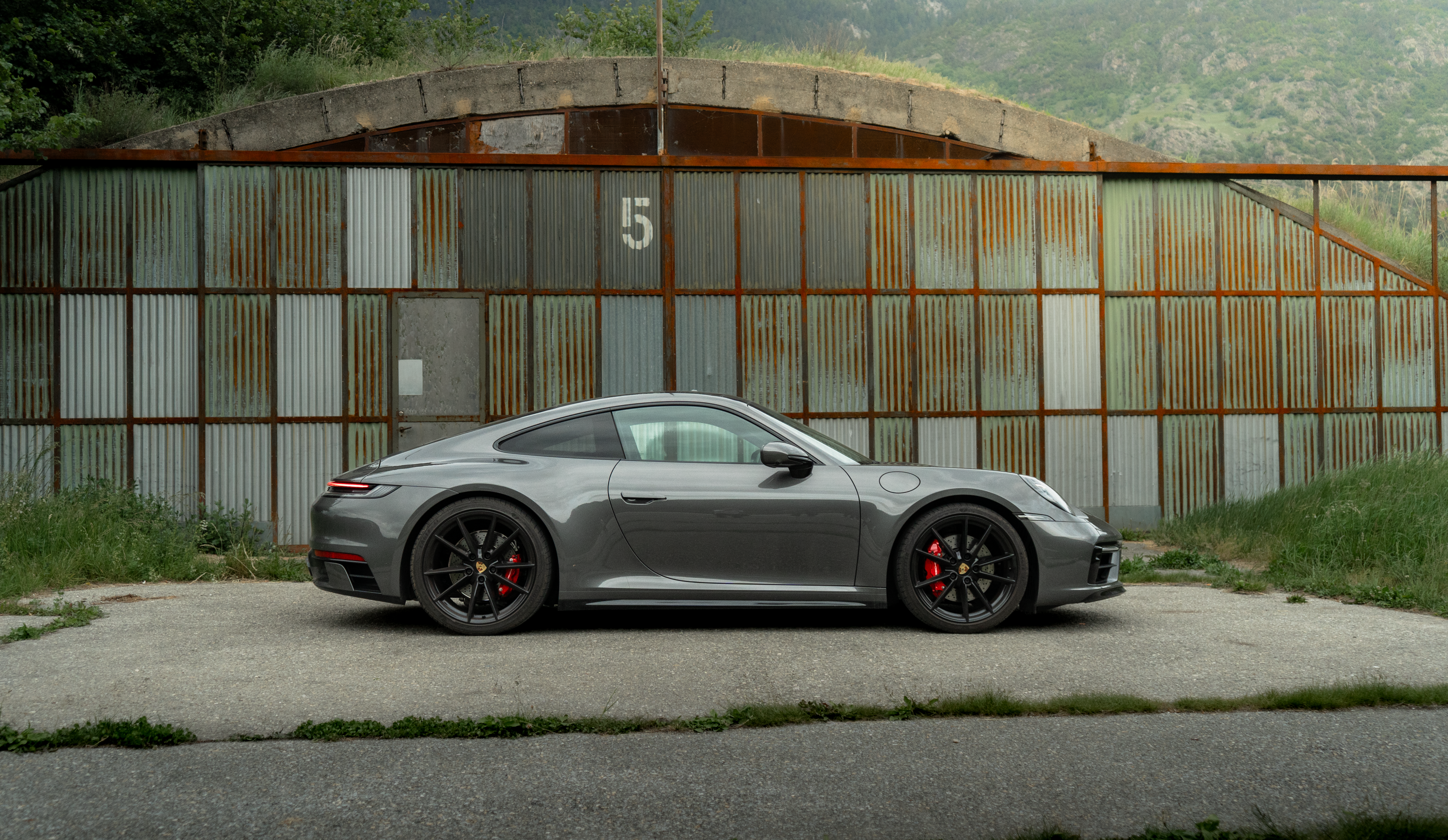 Sportwagen-Front mit Signatur-LEDs, nasser Asphalt