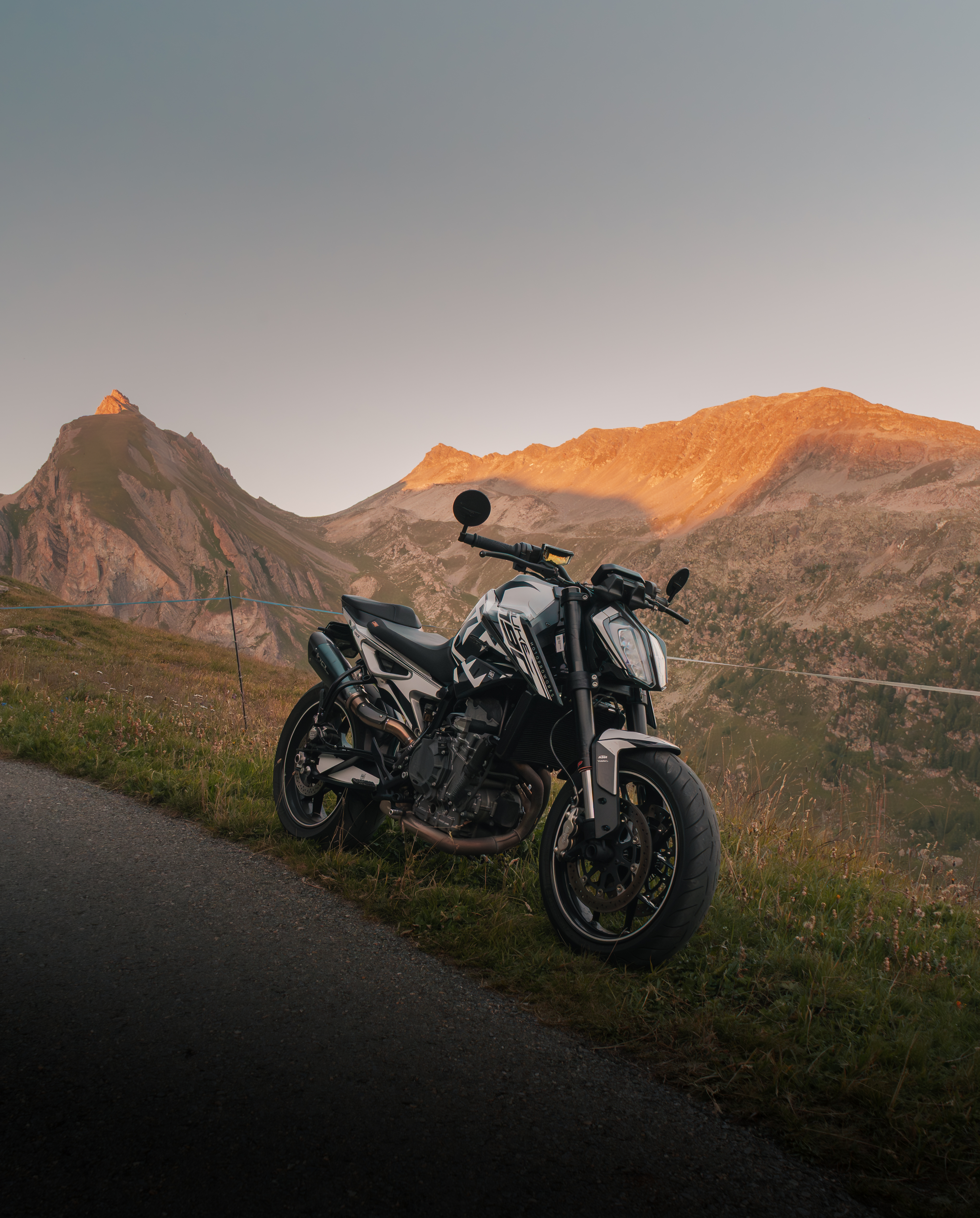 Enduro vor Felsen, staubige Atmosphäre